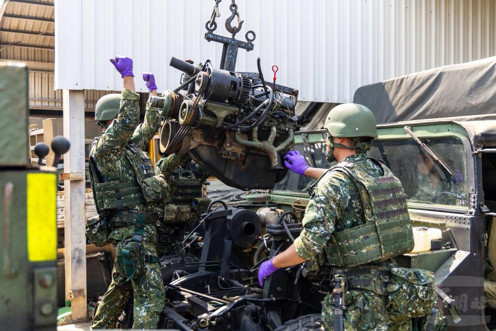官兵運用M936A2救濟車吊掛車輛引擎。（軍聞社記者蔡枋澐攝）