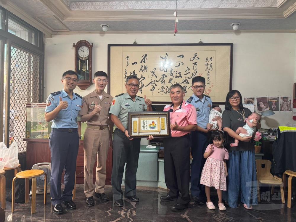 國防部勤務大隊表揚114年模範父親。（國防部勤務大隊提供）