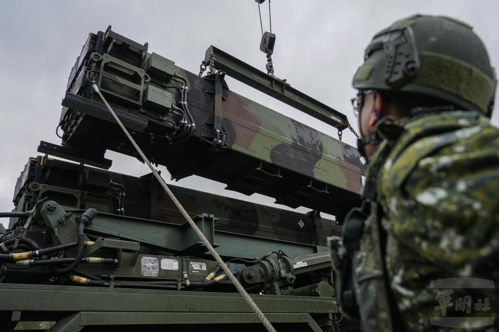 官兵進行愛國者三型飛彈上架作業。（軍聞社記者陳彥樺攝）