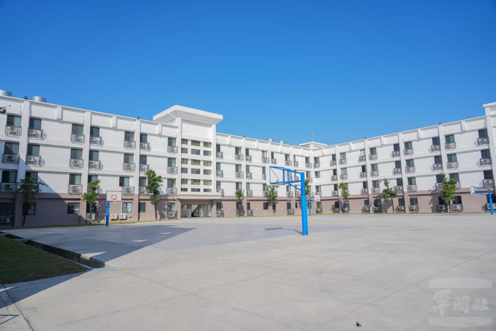 生活大樓後方設有籃球場，讓官兵在訓練之餘，也能運動調劑身心。（軍聞社記者林庭暉攝）