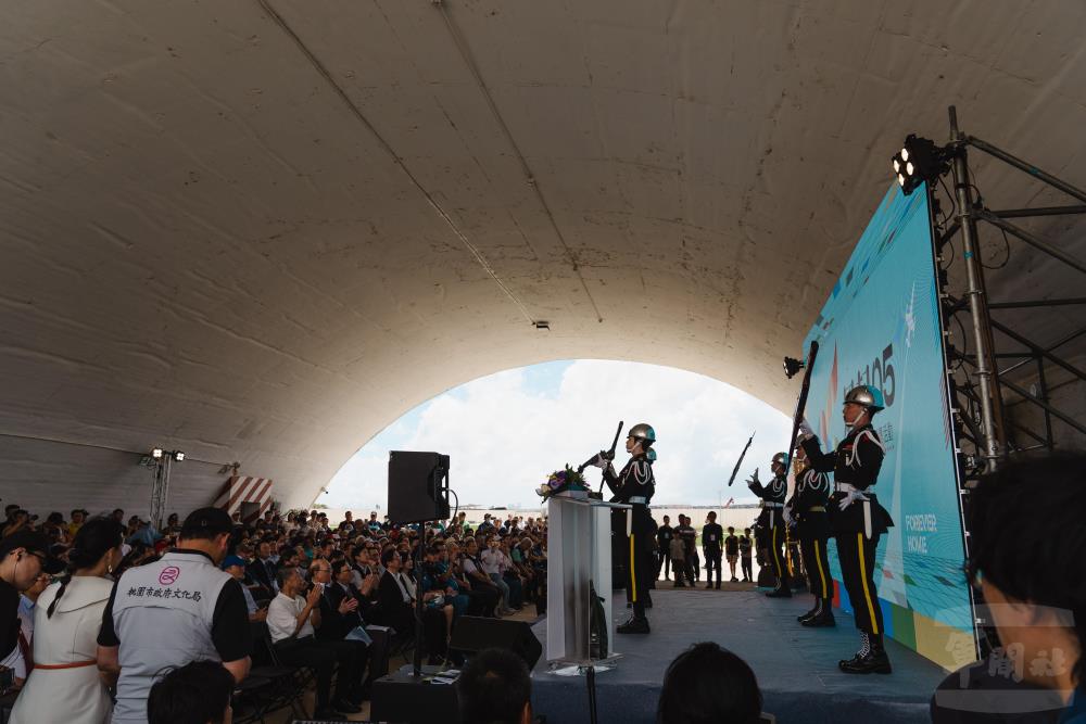 機堡搖身一變成為全新場域；圖為啟用典禮，退儀邦儀隊表演。（軍聞社記者呂尚俞攝）