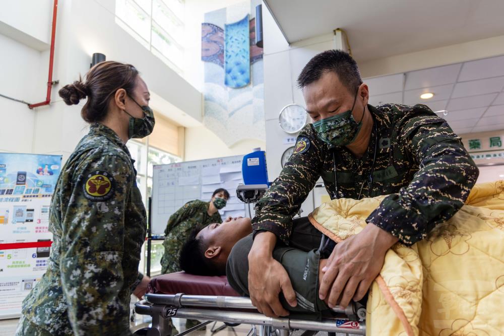 傷患等待疏轉至非急救責任醫院。（軍聞社記者蔡枋澐攝）