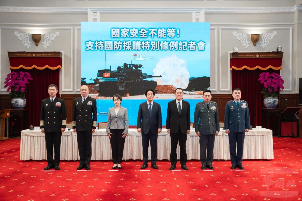 賴總統與出席記者會人員合影。（總統府提供）