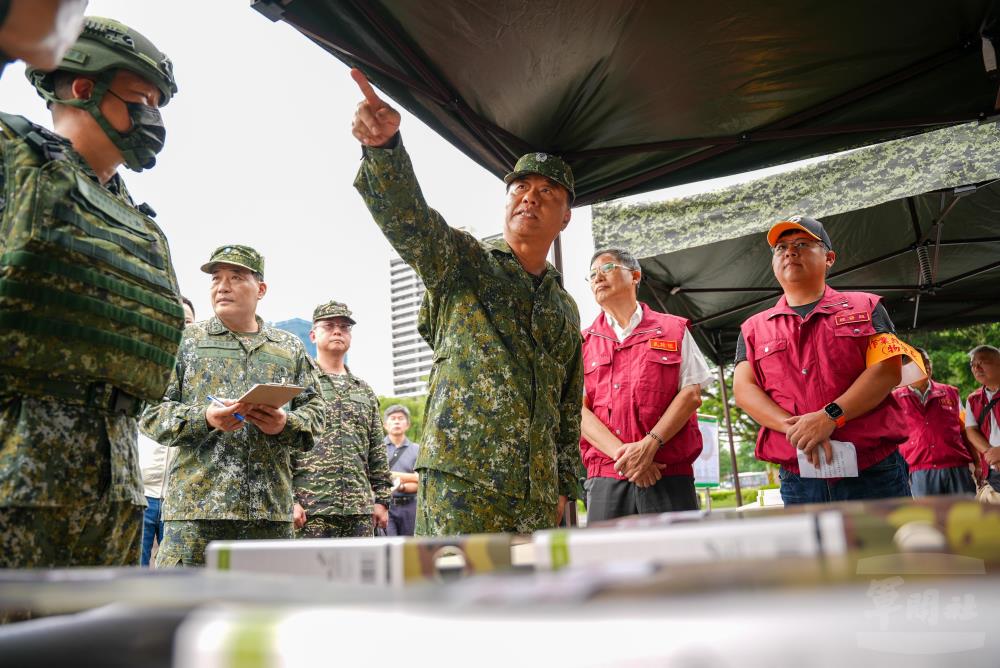 柏副部長說明戰時偽裝與分散部署概念。（軍聞社記者莊家豪攝）