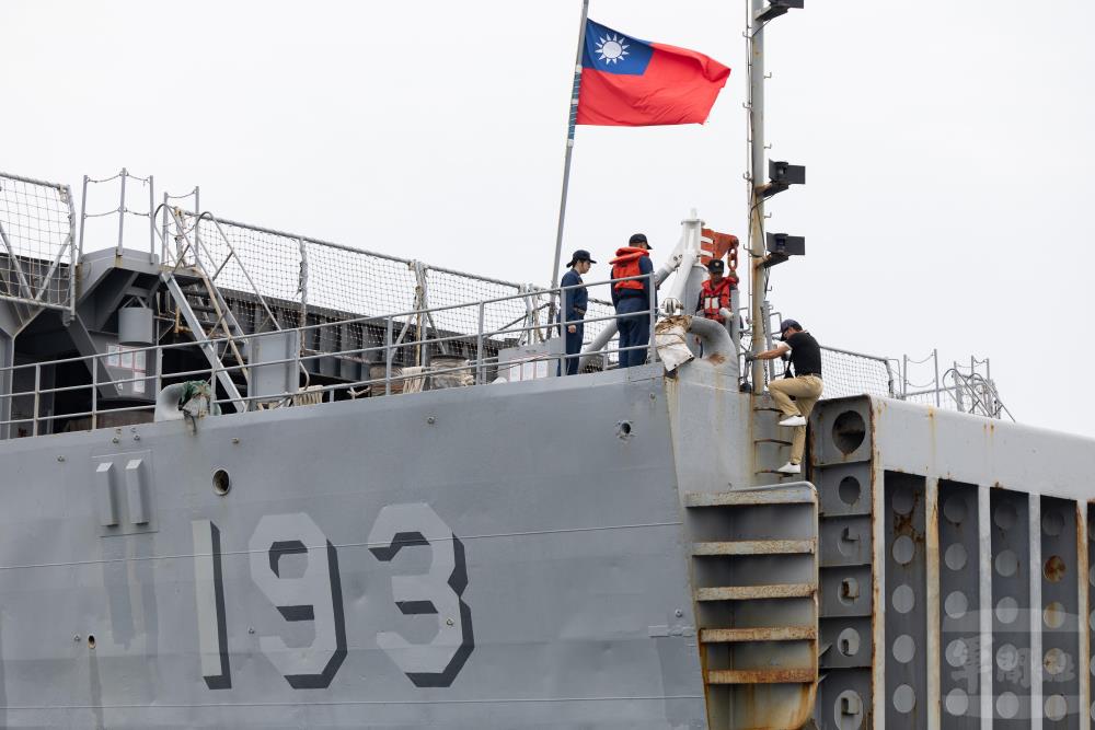 【影】軍港內「路邊停車」 左營港務隊與領港默契守港 【影】軍港內「路邊停車」 左營港務隊與領港默契守港