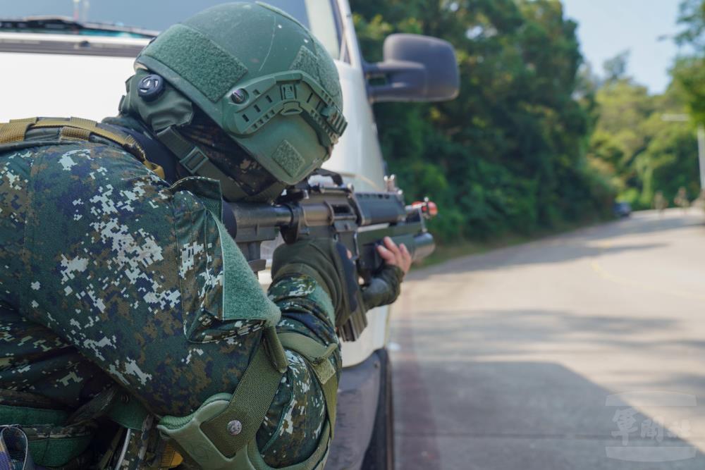 官兵下車後，持續對敵來襲之方向實施警戒。（軍聞社記者侯凱議攝）