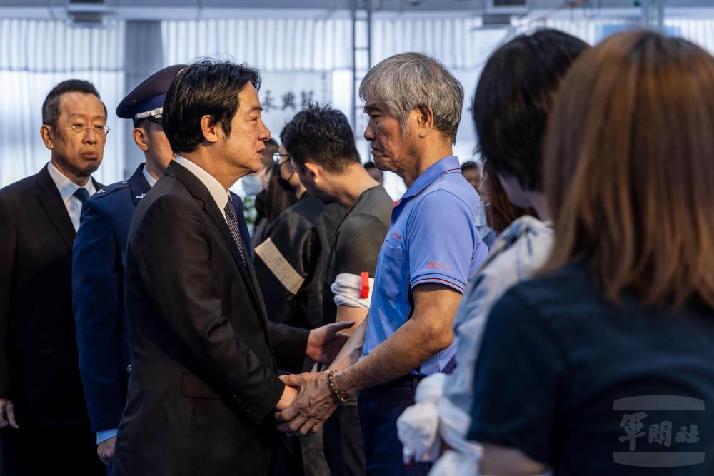 賴總統慰問家屬。（軍聞社記者蔡枋澐攝）