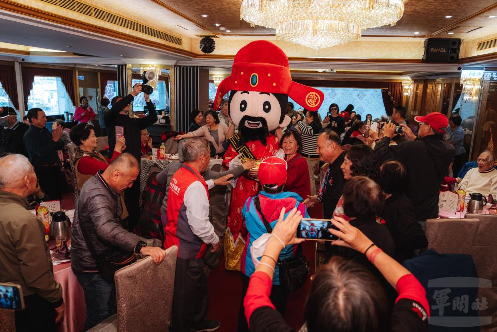 公益大使團帶動現場溫馨祥和的節慶氛圍。（軍聞社記者陳彥樺攝）