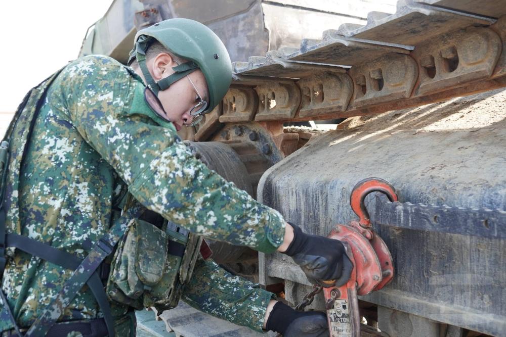 陸軍54工兵群官兵實施挖土機上板作業。(第四作戰區提供)