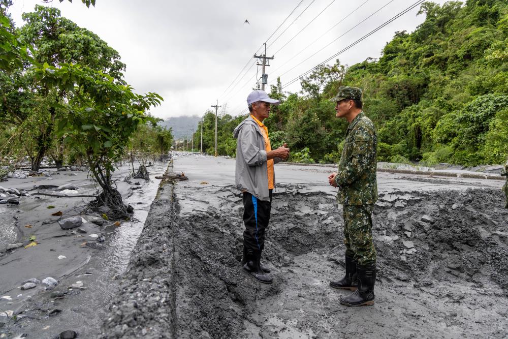 劉指揮官與萬榮鄉明利村村長了解災情。（軍聞社記者蔡枋澐攝）