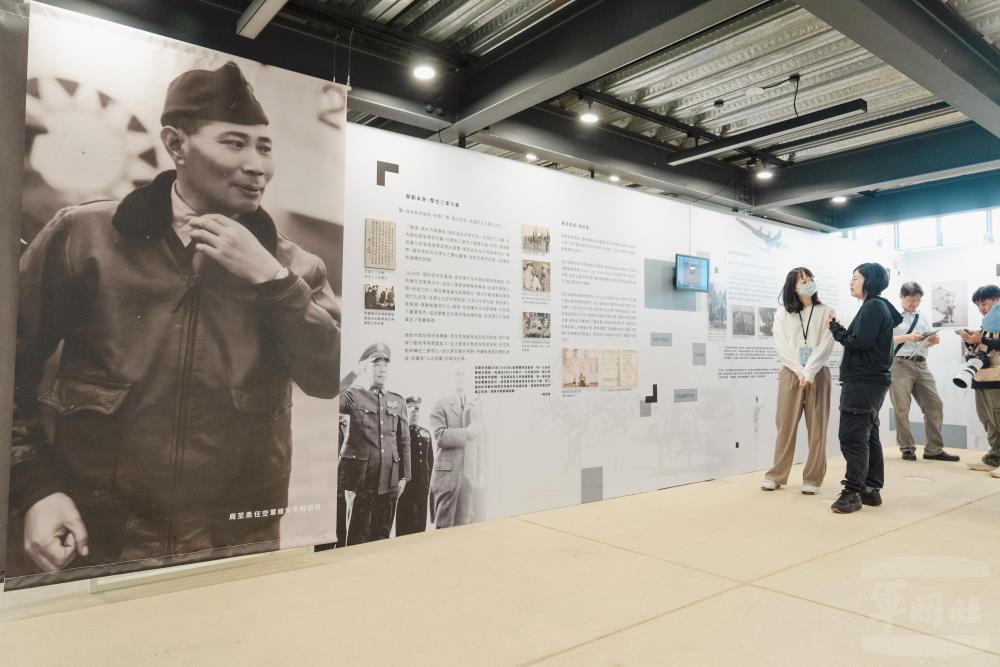 展覽中以周至柔將軍人生不同階段呈現。（軍聞社記者呂尚俞攝）