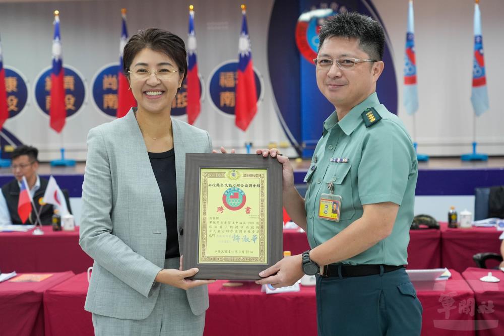 許縣長頒發委員聘書。（軍聞社記者侯凱議攝）