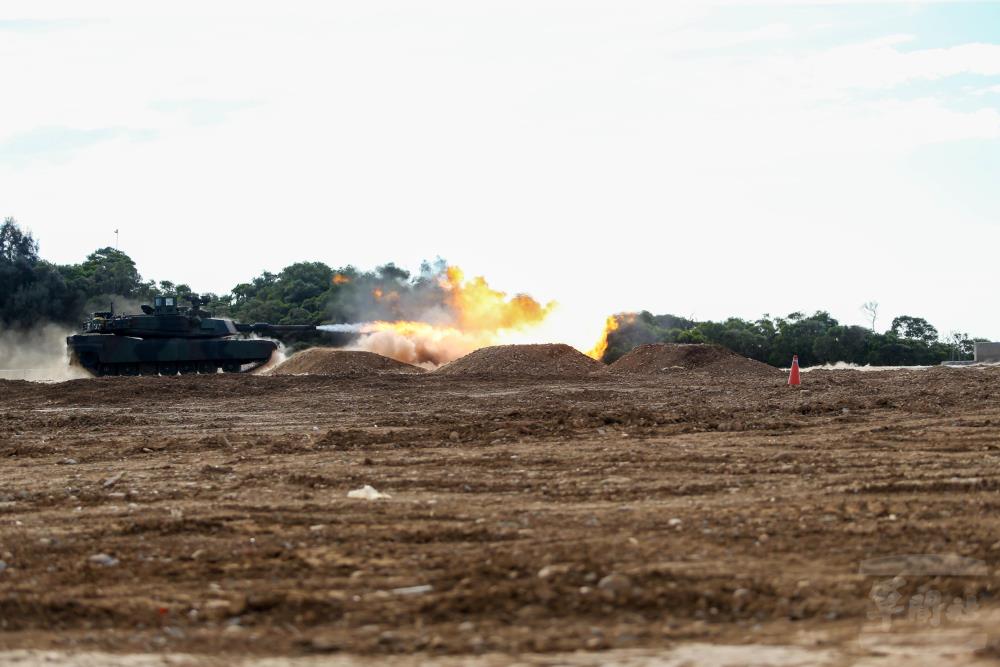 M1A2T戰車行進間對活動目標射擊。（軍聞社記者侯凱議攝）