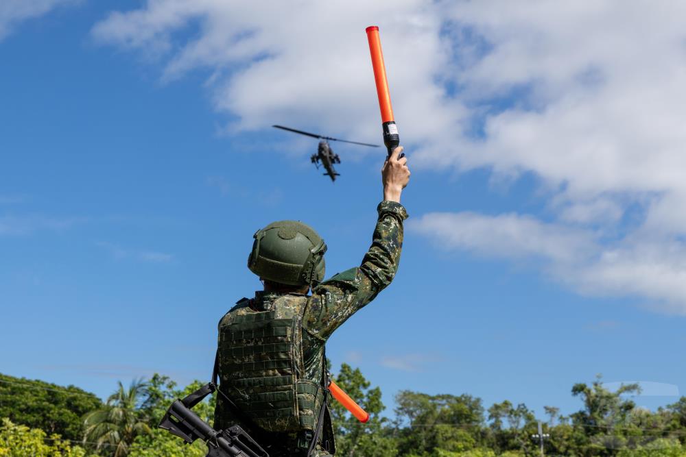 AH-1W攻擊直升機在地面指揮管制人員的精準引導下，迅速且安全地降落於指定著陸點。（第四作戰區提供）