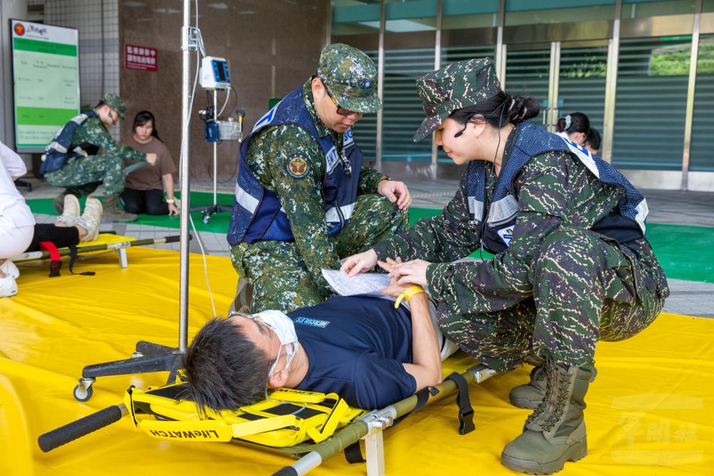 三軍總醫院演練「傷（病）患疏散撤離」。（軍聞社記者王進福攝）
