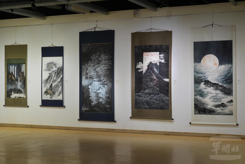 展區展出多位老師畫作。（軍聞社實習記者李鴻翔攝）