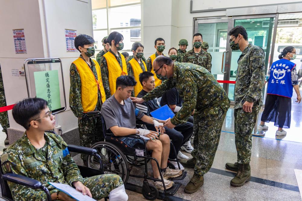 國軍花蓮總醫院14日執行「傷（病）患降疏轉」課目。（軍聞社記者蔡枋澐攝）