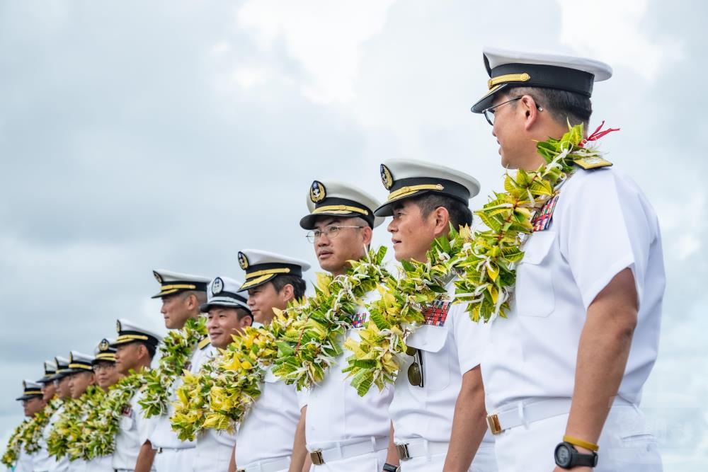 支隊長劉少將率官兵在碼頭接受當地民眾獻花致敬，一登岸即深刻感受友邦民眾的熱情與友好。（軍聞社記者王茗生攝）