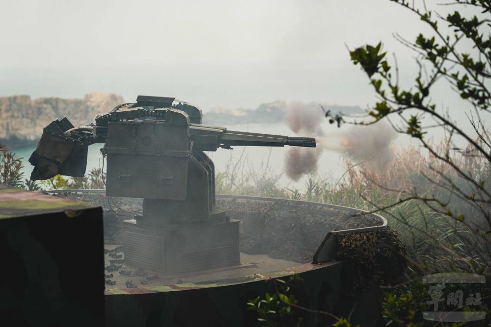 近程防衛武器系統朝目標區實施射擊。（軍聞社記者呂尚俞攝）