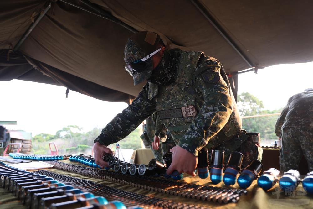 測考任務需要軍種及單位間的支援與合作；圖為未爆彈小組執行彈藥檢查作業。（軍聞社記者林澤廷攝）
