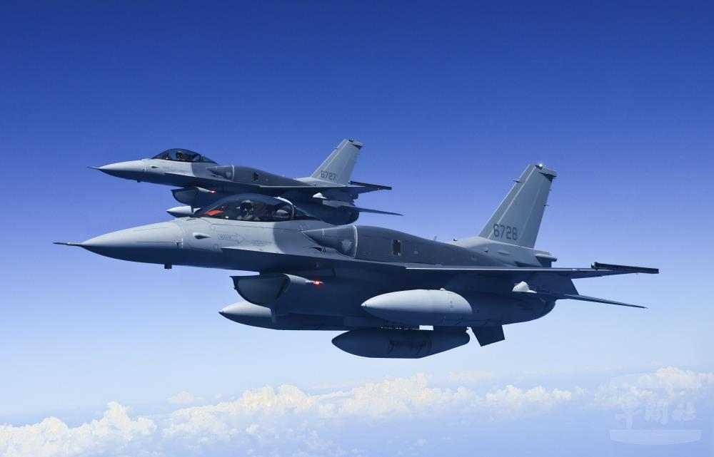 空軍「鳳翔專案」首批2架F-16 BLK 70戰機展現新式戰機飛行英姿。（國防部提供）