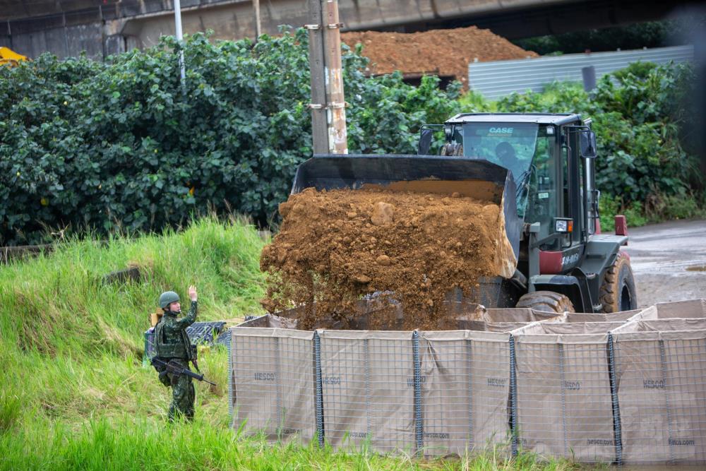 53工兵群官兵實施機動阻絕器材砂石裝填。(軍聞社記者王進福攝) 53工兵群官兵實施機動阻絕器材砂石裝填。(軍聞社記者王進福攝)