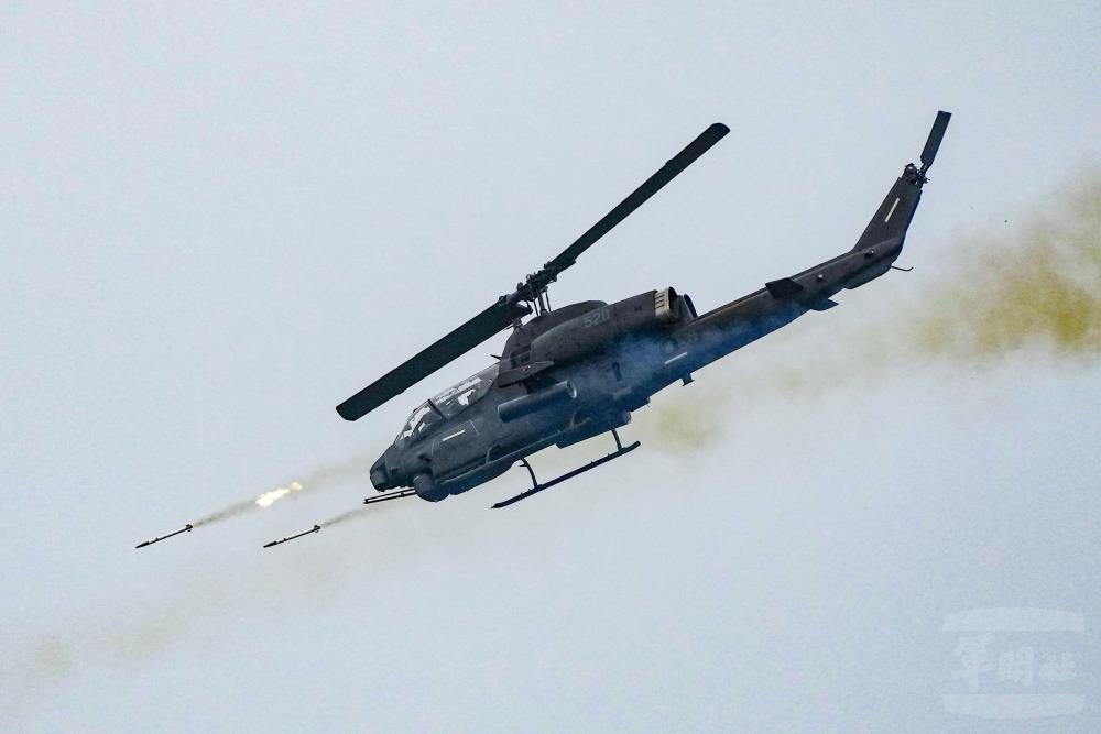AH-1W攻擊直升機射擊海神火箭彈。（軍聞社記者林庭暉攝）