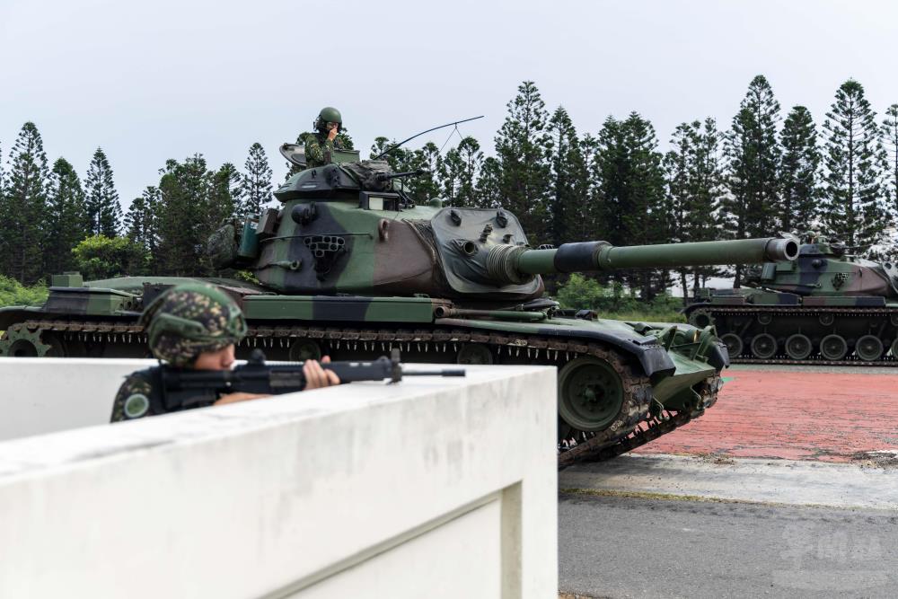 戰車營掩護官兵向前掃蕩，逐步清剿進犯兵力。（軍聞社記者蔡枋澐攝）