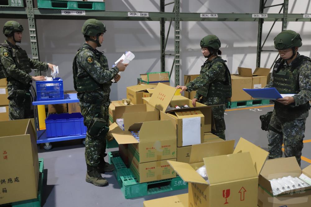 官兵進行藥品醫材接收檢整及緊急供補等演練。（軍醫局提供）