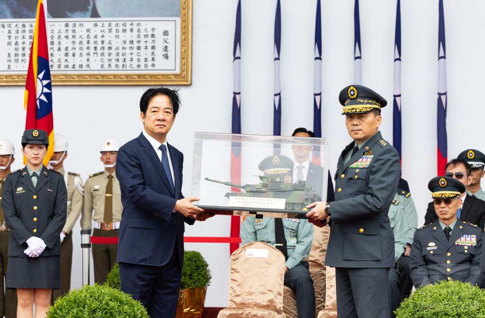 陸軍司令呂坤修上將將M1A2T戰車模型呈獻給賴總統。(軍聞社記者吳柏融攝) 陸軍司令呂坤修上將將M1A2T戰車模型呈獻給賴總統。(軍聞社記者吳柏融攝)