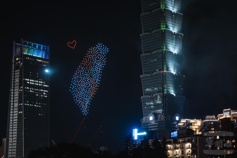 璀璨煙火與無人機光影交織，為全國人民帶來前所未有的視覺饗宴。（軍聞社記者陳彥樺攝）