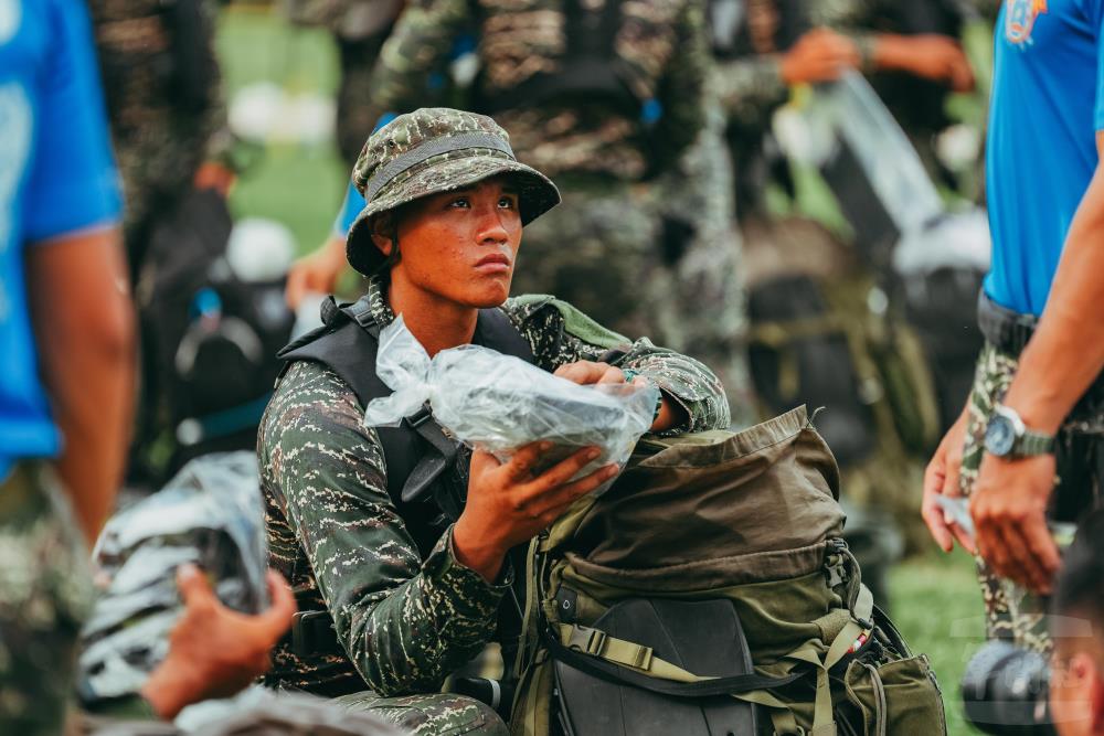 學員戰備檢查。（軍聞社記者陳軍均攝）