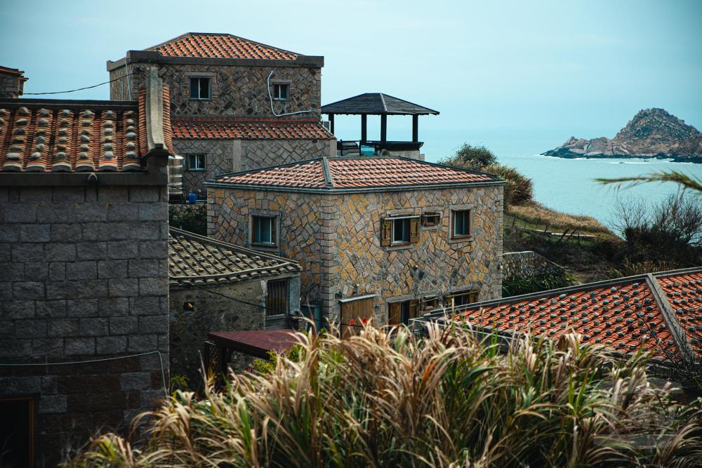 東莒島上仍可看見「壓瓦石」的閩東式建築特色。（軍聞社記者邱奕菖攝）