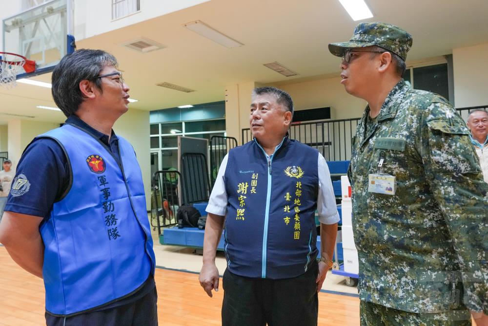 後備輔導幹部關心召員訓練與生活起居。（軍聞社記者黃劭恩攝）