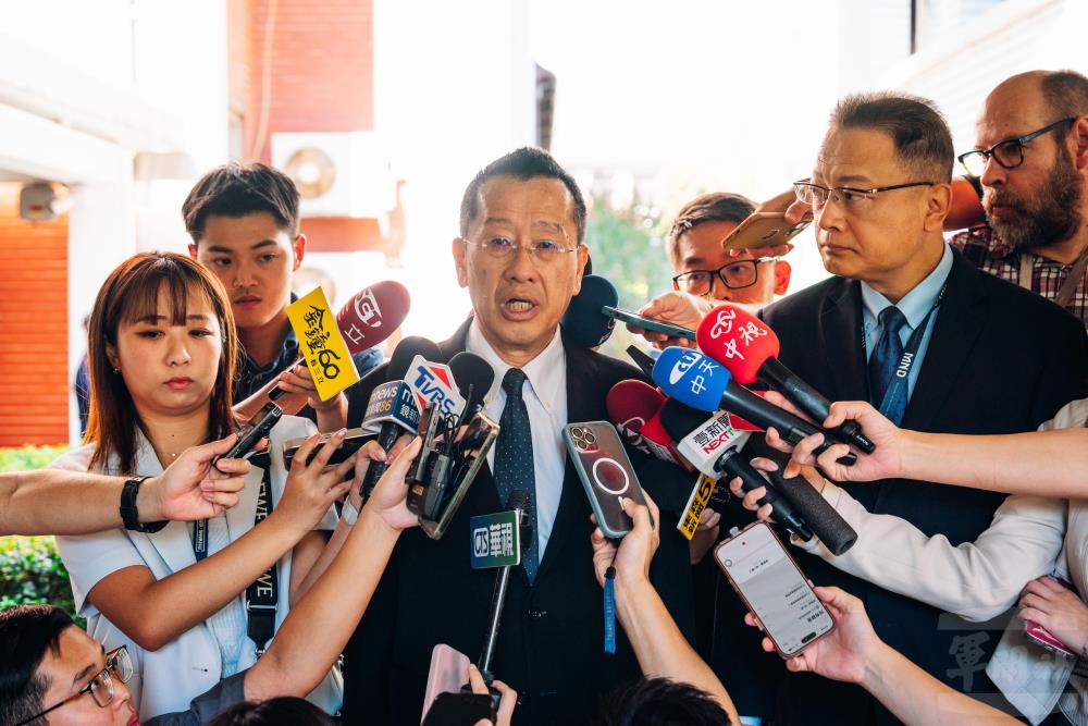 顧部長接受媒體聯訪。（軍聞社記者吳東昇攝）
