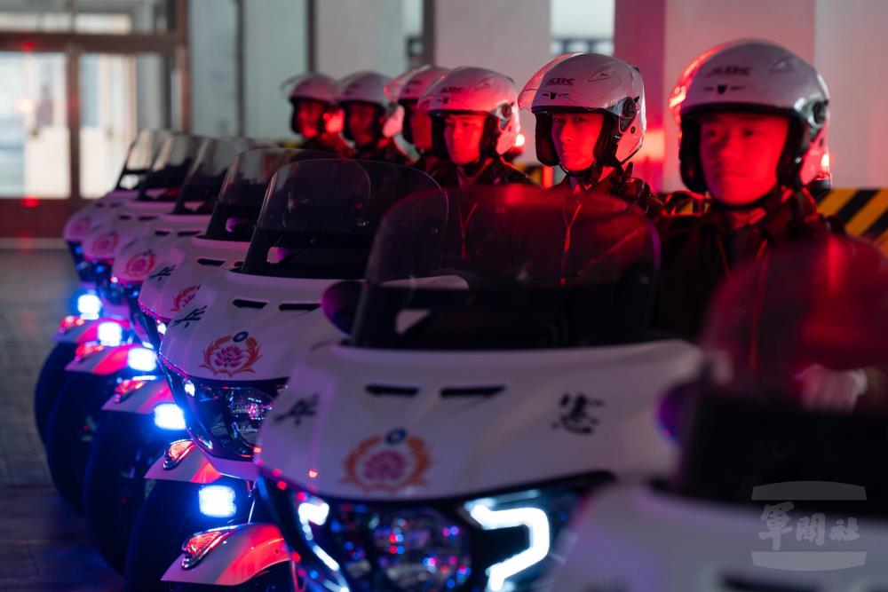 憲兵快反連官兵執行重機駕駛訓練。（軍聞社記者陳彥樺攝）