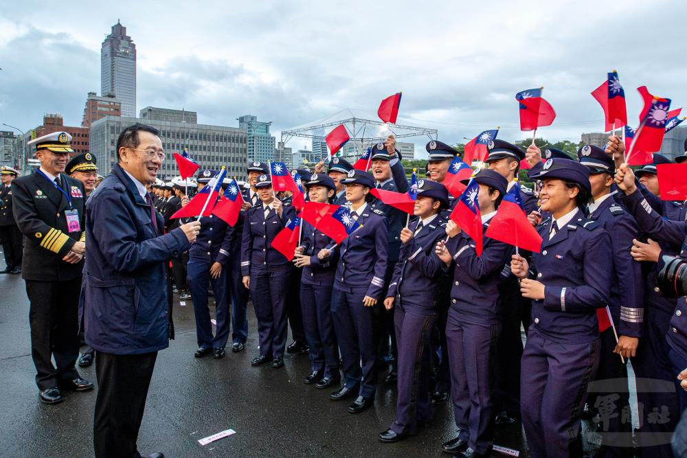 顧部長親切與軍校生互動。（軍聞社記者尤昱翔攝）