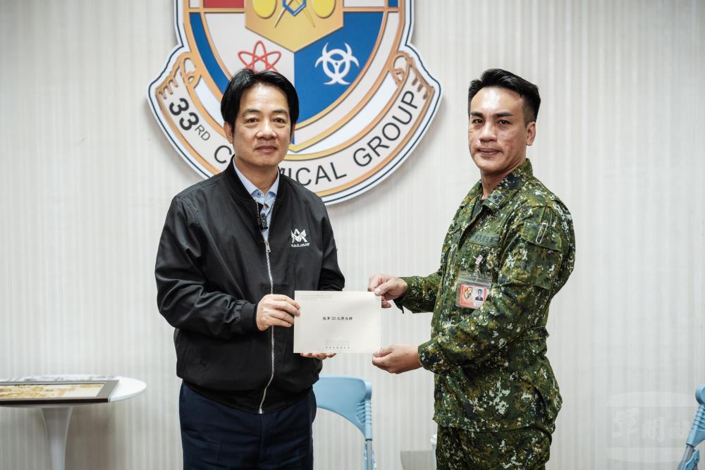 賴總統致贈親筆感謝卡片予救災官兵代表。（軍聞社記者陳彥樺攝）