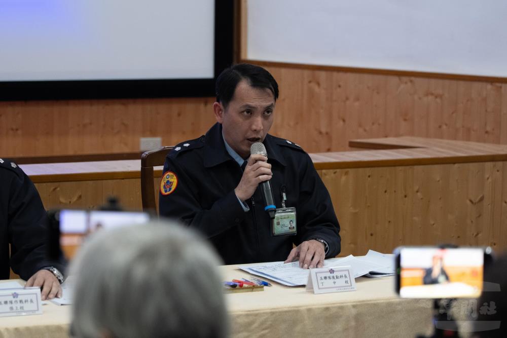 空軍第五聯隊後勤科長丁尉軒中校針對「模組化任務電腦」（MMC）故障進行說明。（軍聞社記者李恬恬攝）