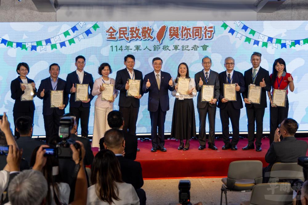 行政院長卓榮泰頒發感謝狀給予各大企業代表。（軍聞社記者蔡枋澐攝）