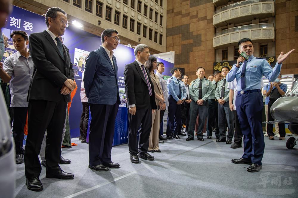 官兵說明裝備展示及互動體驗。（軍聞社記者吳柏融攝）