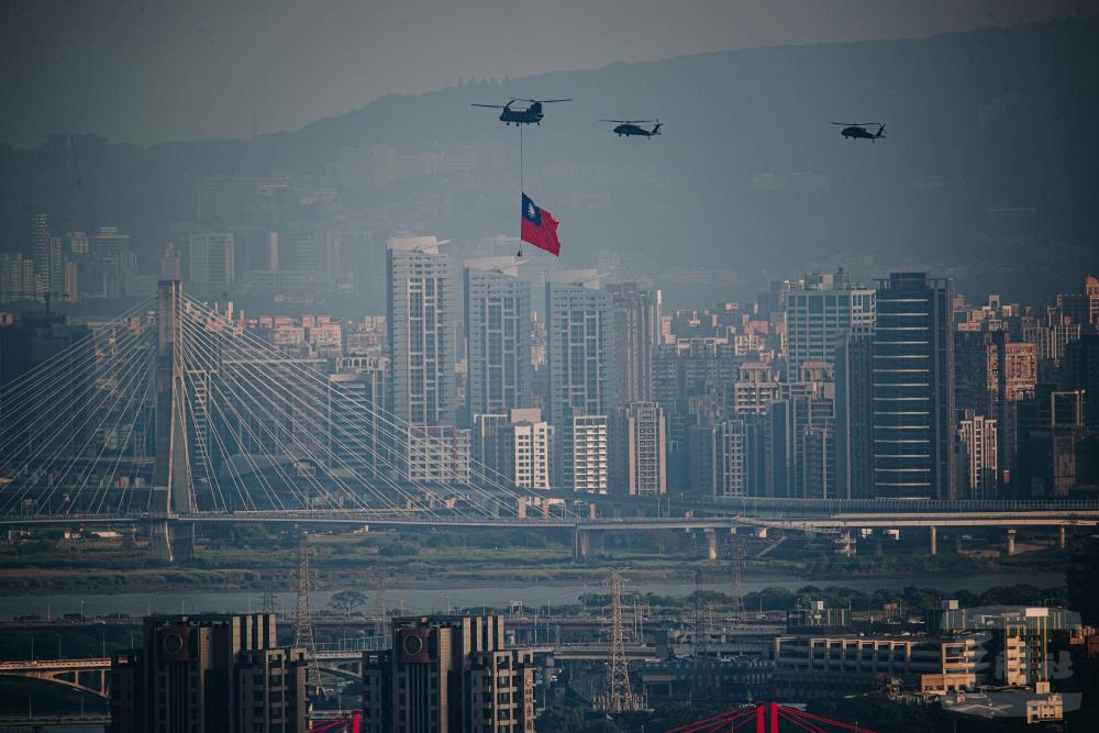 由CH-47SD、UH-60M直升機編成的國旗機隊。（軍聞社記者莊家豪攝）
