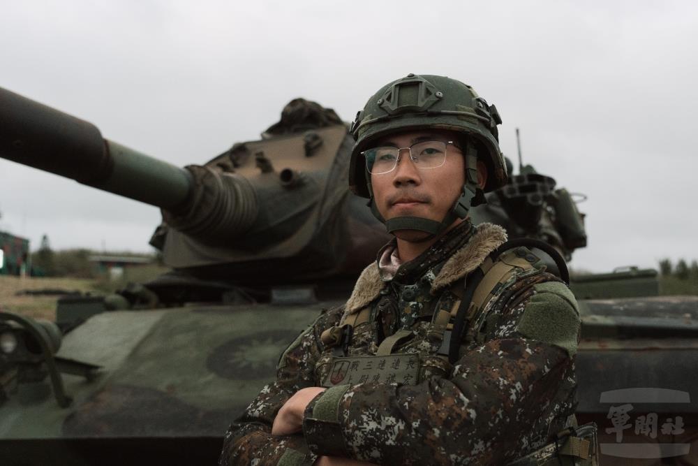 陳祺宏上尉負責戰車指揮、任務協調及戰力整合。（軍聞社記者李恬恬攝）