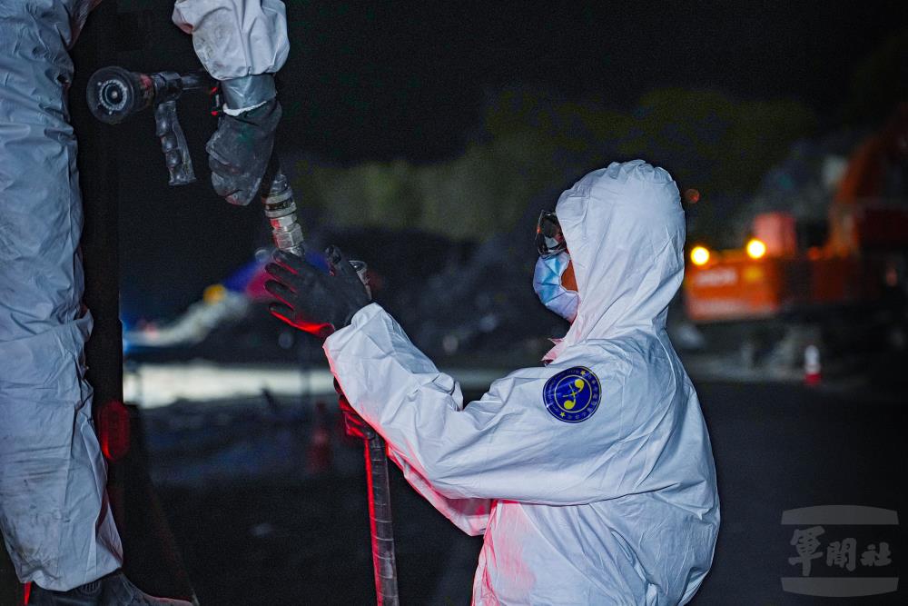 第三作戰區化學兵部隊6日夜間於光復鄉垃圾暫屯區實施消毒。（軍聞社記者侯凱議攝）