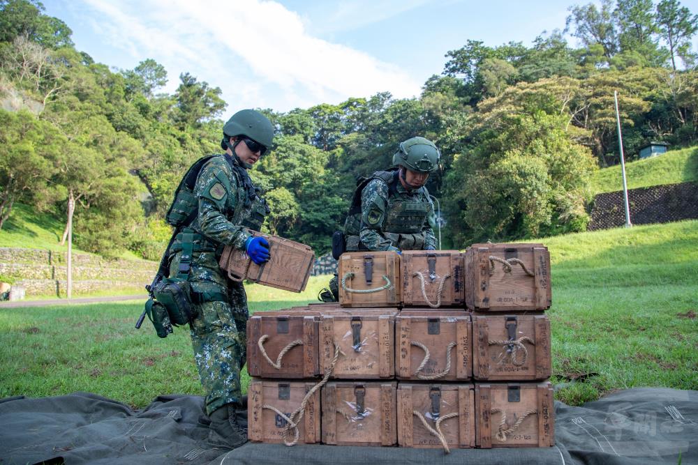 後勤部隊官兵搬運彈藥。（軍聞社記者王進福攝）