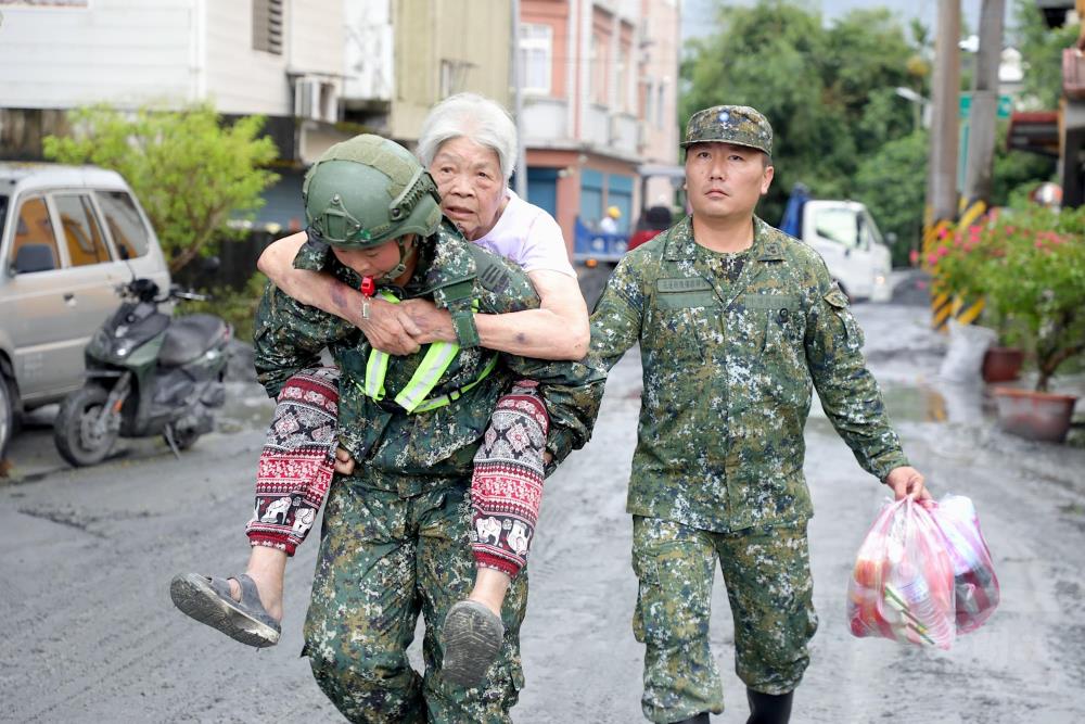第二作戰區官兵協助長者返家。（第二作戰區提供）
