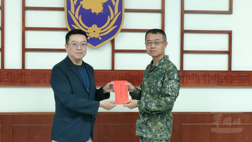敬軍團代表致贈慰問金，感謝官兵戮力戰備付出。（軍友社提供）