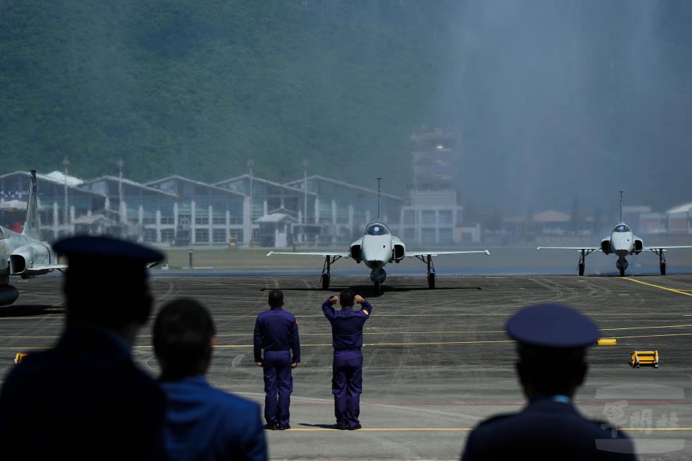 RF-5E戰機完成最後一次飛行任務。（軍聞社記者陳傳奇攝）