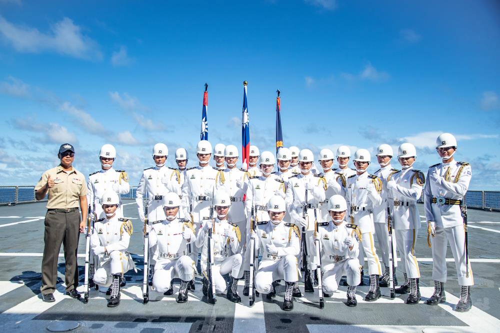 海軍儀隊合影。（軍聞社記者王茗生攝）