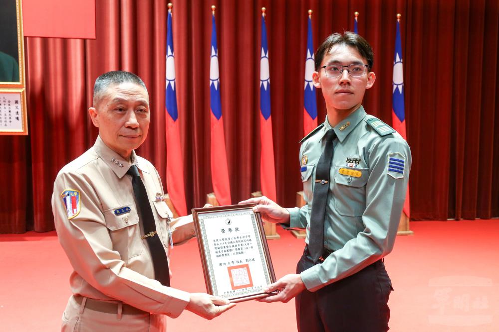 劉校長頒發校外競賽績優代表榮譽狀。（軍聞社記者侯凱議攝）